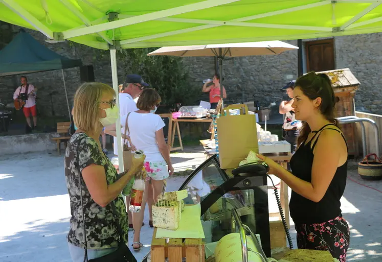 <em class="placeholder">Vente de fromages de chèvre sur un marché en été</em>