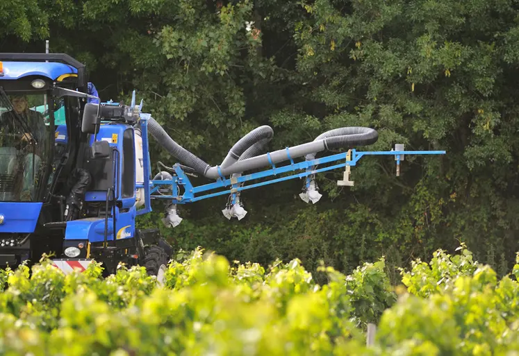 <em class="placeholder">Viticulture. Traitement dans les vignes. Pulvérisateur Berthoud. rampe CG avec nouveaux modules sur VN 2080.  protection du vignoble. Utilisation de produits ...</em>