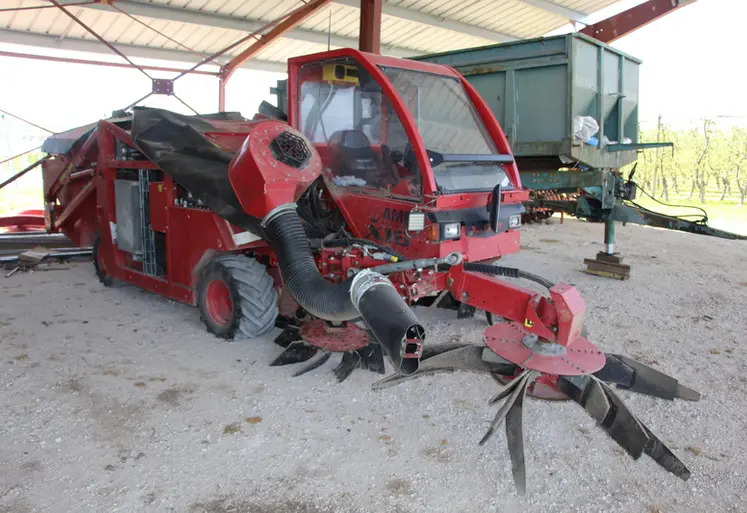 <em class="placeholder">Une récolteuse automotrice de noisettes.</em>