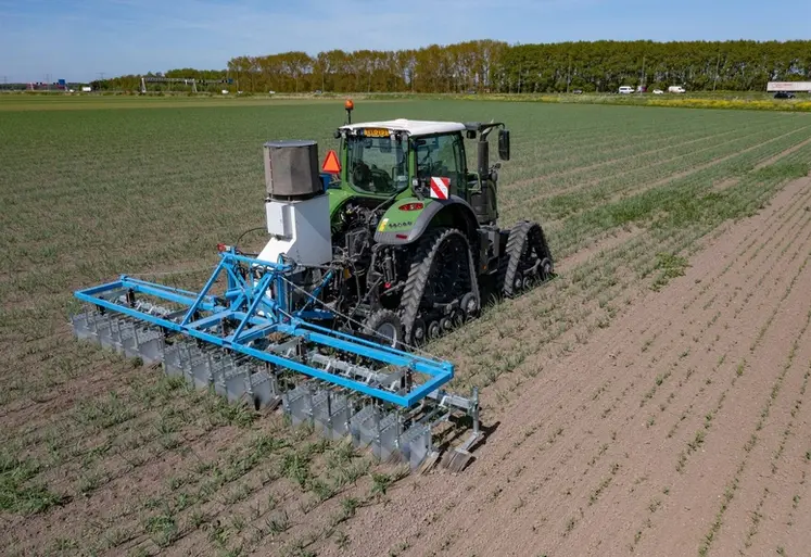 <em class="placeholder">Appareil de désherbage électrique Andela Electro Weeder attelé à un tracteur Fendt</em>