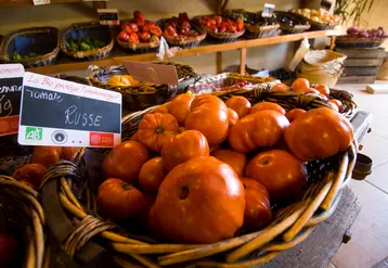 Les consommateurs continuent d’acheter les mêmes produits "bios et locaux" qui portent désormais la mention commerce équitable.    © rfl