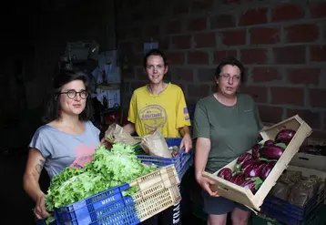 Au Jardin de Quentin, Aurore Sournac (à droite), Juliette et Emeline ont dû faire face à une forte augmentation de toute leur gamme de légumes bio.  © RFL