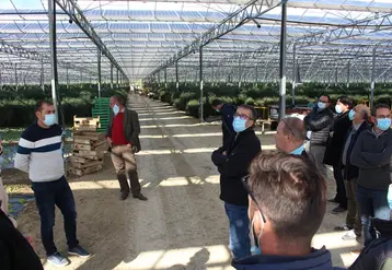 « L’intérêt pour nous de la serre est de protéger les cultures du Mistral », témoignait Julien Bernard aux invités de Légumes de France. © RFL