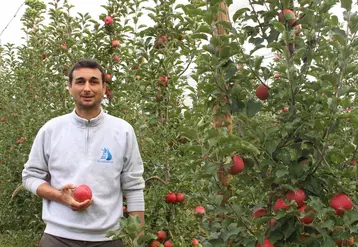 Jean-Daniel Rigaud produit 1000 tonnes de pommes labellisées Vergers écoresponsables. © RFL