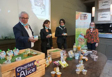 Thierry Goubault P.-D.G.et l'équipe de Charles & Alice,  présentent leurs nouveaux desserts de pommes issus de vergers locaux à Haute valeur environnementale © © C. Poulain