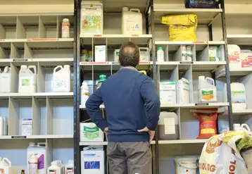 Les locaux phyto des arboriculteurs sont de moins en moins fournis en produits phytopharmaceutiques différents, faisant craindre l'apparition de résistance. © RFL