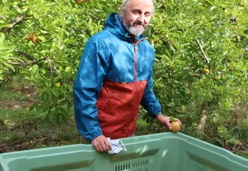  «La vente directe permet une meilleure valorisation des pommes », estime Eric Martineau. © V. Bargain