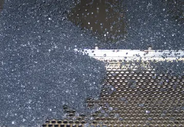 Les plastiques recyclés sont réutilisés sous forme de granules dans d'autres composants en plastique.  © DR
