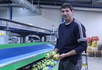Depuis l'arrivée de Damien Garrigues dans le GAEC familial, la station de conditionnement a été entièrement refaite et l’entreprise a réinvesti dans des chambres froides et cinq plateformes de récolte. © RFL