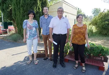 Le président de l'Aprel, Gérard Roche, a salué « le travail et l’implication », de Catherine Taussig (à droite) qui a su « dynamiser l’Aprel et permis de faire reconnaître la station bien au-delà de la profession ». © E.Delarue