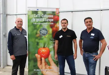Antoine Cheminant (au centre), son père Laurent (à droite) et Jean-Luc Oliver, également serriste en Loire-Atlantique, ont expliqué le mode de production sous serre.