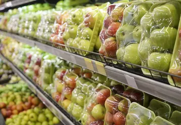 La loi anti-gaspillage pour une économie circulaire interdit l’utilisation des emballages plastiques par unité de moins de 1,5 kg, dont les pommes, depuis le 1er janvier 2022.