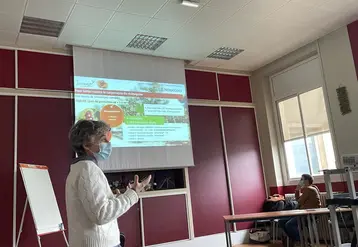 La technique de lutte par confusion sexuelle, comme celle expérimentée sur le carpocapse du châtaignier par Nathalie Lebarbier, utilise les odeurs (phéromones) émises par les femelles de ce lépidoptère.