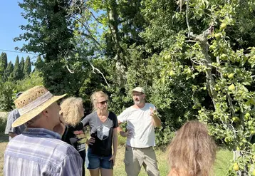 Une rencontre technique sur la lutte contre l’agrile du poirier était organisée dans les Bouches-du-Rhône en juin 2022 par le GRCeta de Basse Durance.