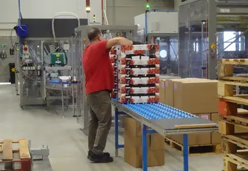 Grâce à la collecte automatique des données par codes-barres, Coöperatie Hoogstraten est en mesure de traiter ses palettes d’emballage vide plus rapidement tout en diminuant le nombre d’erreurs.