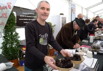 Lors de l'opération « Truffe, une planète à explorer » à Valence, les 25 et 26 janvier, la truffe noire de la Drôme s'est vendue autour de 90 € les 100 g.  © Pierre-Louis Berger - FLD