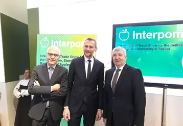 De gauche à droite : Gerhard Dichgans (coordinateur de Interpoma Congress), Thomas Mur (directeur général du parc des expositions de Bolzano) et Georg Kössler (président du consortium Pomme du Sud Tyrol). © Julia Commandeur - FLD