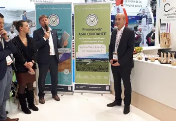 Christophe Grison (à droite) président d'Agri Confiance, et Philippe Sommer directeur (tenant le micro) ont présenté au Salon de l'agriculture le 24 février, le nouveau logo ainsi que le nouveau référentiel.  © Agri Confiance Twitter