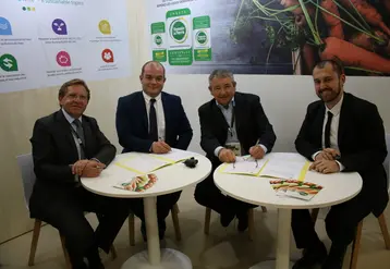 Autour de la table pour la signature du partenariat (de gauche à droite), Philippe Guyot (directeur général Vivalya), Geoffroy Cormorèche (président Demain la terre), Denis Le Saint (président de Vivalya) et Marc de Nale (directeur Demain la terre).    © Philippe Gautier - FLD