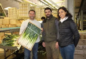 « Une variété population peut rivaliser avec un hybride », ont expliqué Guillaume Rolland (à gauche) et Jim Grasset, maraîchers, avec Cécile Morvan, coordinatrice pour Bio Loire Océan. © Véronique Bargain - FLD