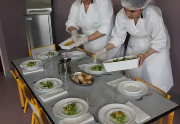 Le 12 mars dernier, 46 % de la restauration collective fermaient ses portes. © Julia Commandeur - Archives ...