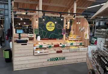 Chaque stand Le Récolteur propose entre 200 et 250 produits (dont nombre de fruits et légumes) provenant d’adhérents situés dans un périmètre de 50 km autour du magasin. © Eureden