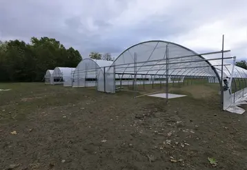 La Ceinture Verte propose des terrains équipés. Ainsi, en septembre, à Rontignon (Hautes-Pyrénées) deux serres de 750 m2 chacune ont été construites pour un futur maraîcher bio. © La Ceinture Verte