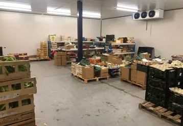 L’agrandissement de la chambre froide de l’entrepôt de Trappes permet d’assurer les commandes par internet et l’approvisionnement du magasin de Versailles. © Plaisirs Fruités