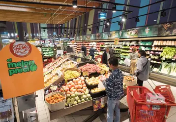 rayon fruits et légumes avec clients chez Eroski en Espagne