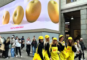 anilmations pommes dans les rue de Milan 