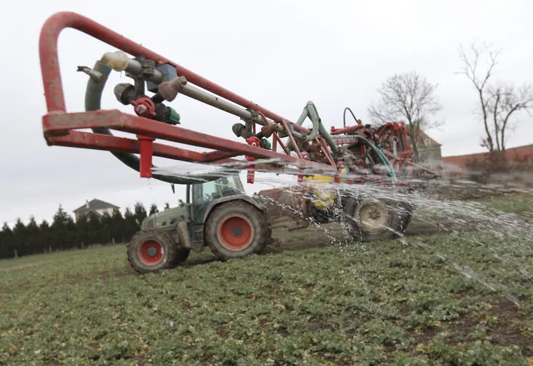 <em class="placeholder">Epandage d'azote liquide sur une culture de colza. Fertilisation. Fertilisant. Besoins des plantes cultivées. Tracteur et pulvérisateur. Rampe et buses. Culture ...</em>