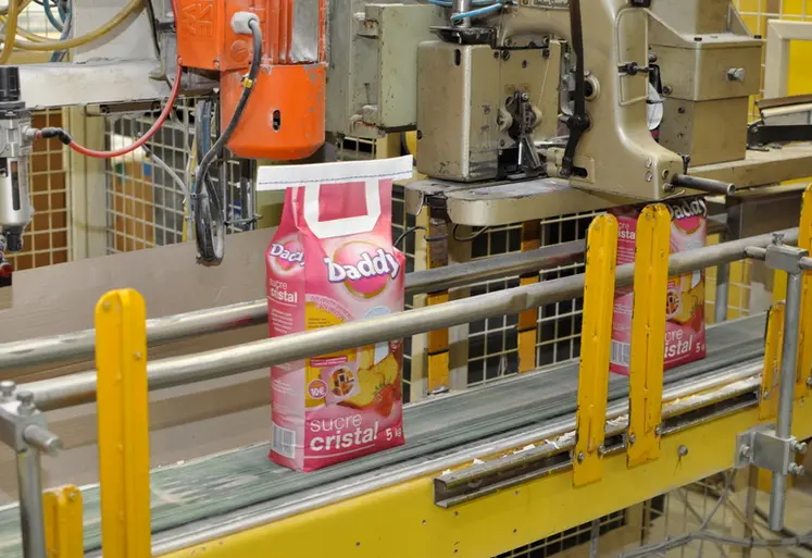 <em class="placeholder">DSC_0808 / Transformation des betteraves . sucrerie -  Site de Bazancourt - Cristal Union - conditionnement  du sucre Daddy . Industrie. Sucre cristallisé en sac de 5 kg. ...</em>