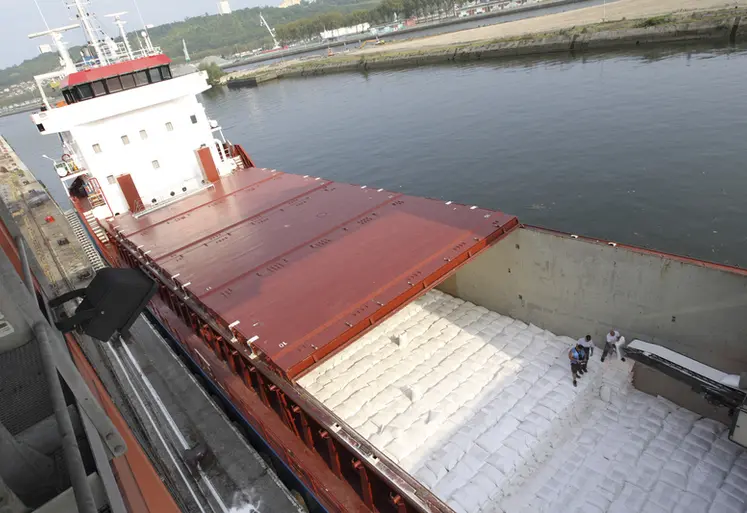 <em class="placeholder">Chargement d'un bateau de sucre en sac de 50 kg. </em>