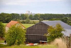 Exploitation agricole en périphérie de ville. Aglomération caennaise. Bâtiment agricole. Agriculture péri-urbaine. Ferme ouverte pour la Journée du patrimoine : balade ...
