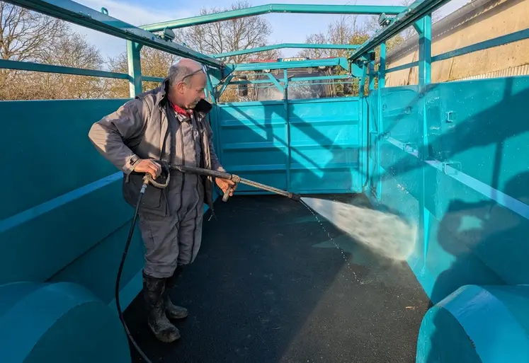 <em class="placeholder">Agriculteur qui nettoie une bétaillère avec un nettoyeur haute pression.</em>