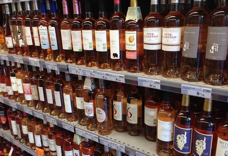 <em class="placeholder">Un linéraire de vins en grande surface.</em>